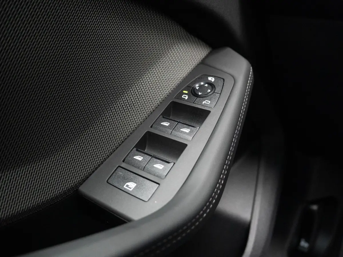 220 | M Sportpakket Pro | 18 inch | Stuurwielverwarming | Glazen panoramadak | Achteruitrijcamera | Driving Assistant Plus | Harman Kardon