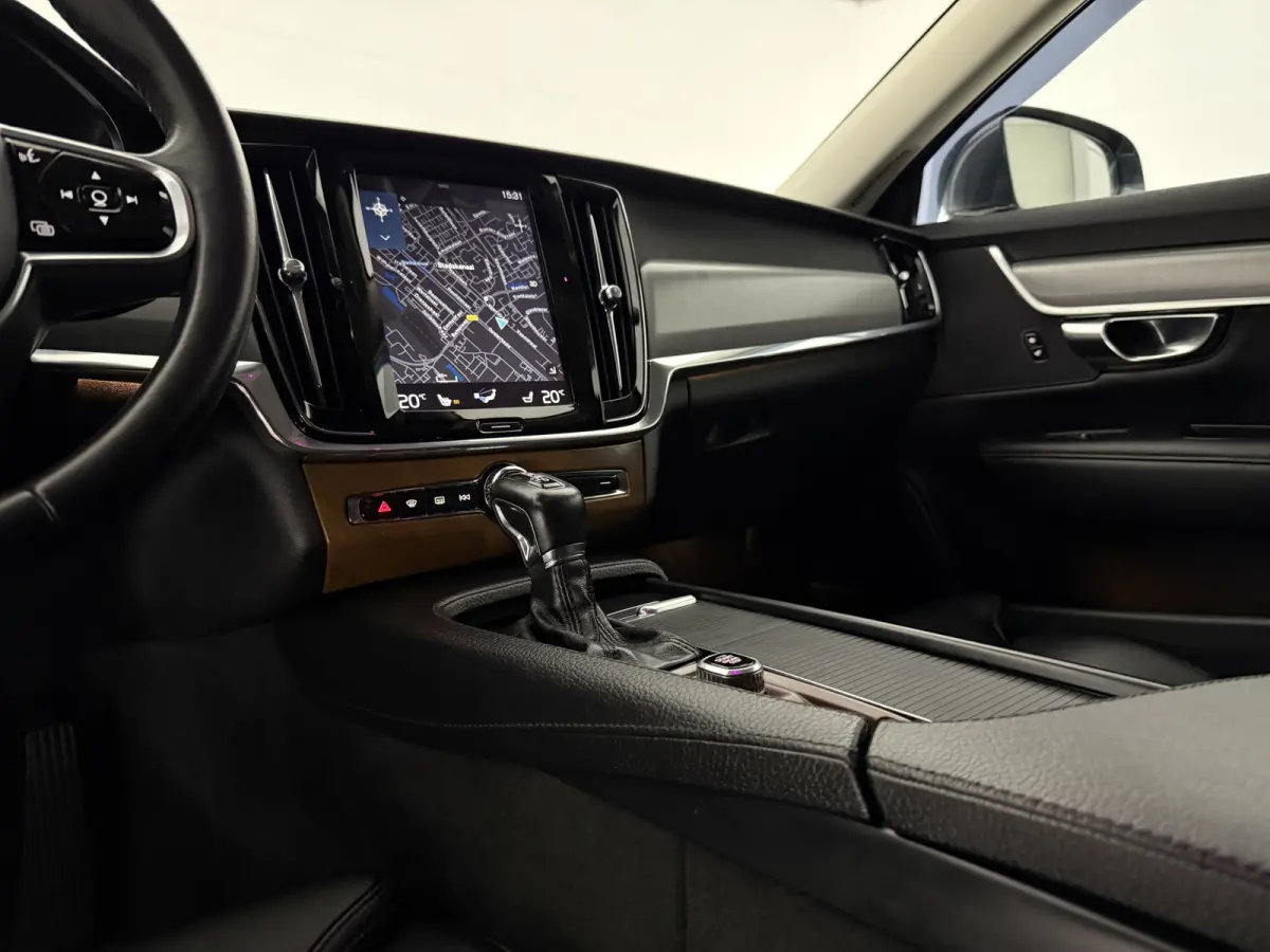 2.0 T5 90th Anniversary Edition | LPG | Virtual | Camera | Carplay | Trekhaak | Cruise | NAP