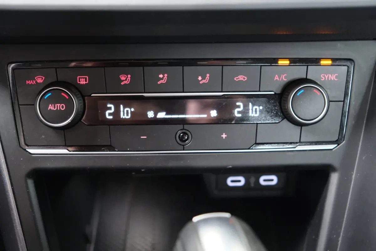 1.0 TSI Highline Business R-Line Automaat - N.A.P. Airco, Cruise, PDC, Carplay, Navi.