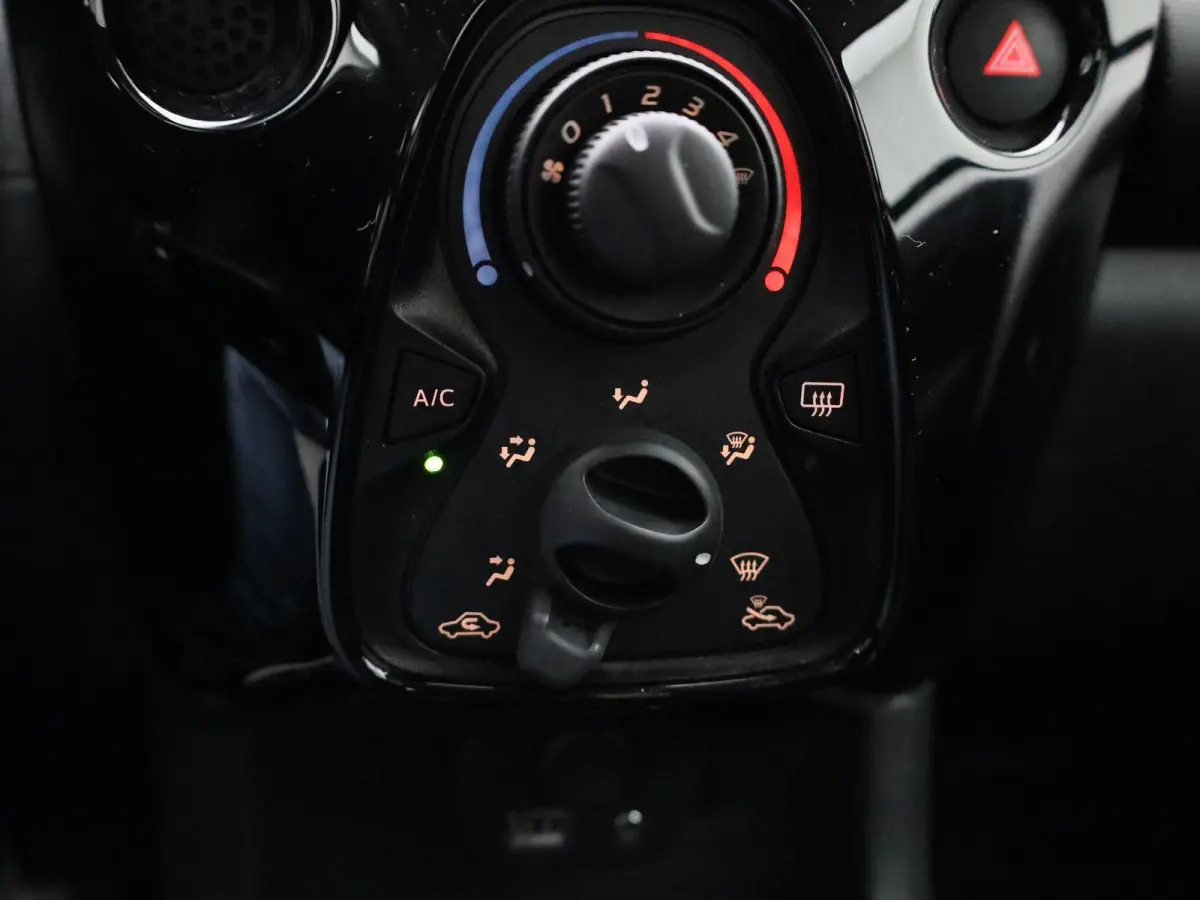 1.0 VTi Feel | AIRCO | BLUETOOTH | ELEKTRISCHE RAMEN |