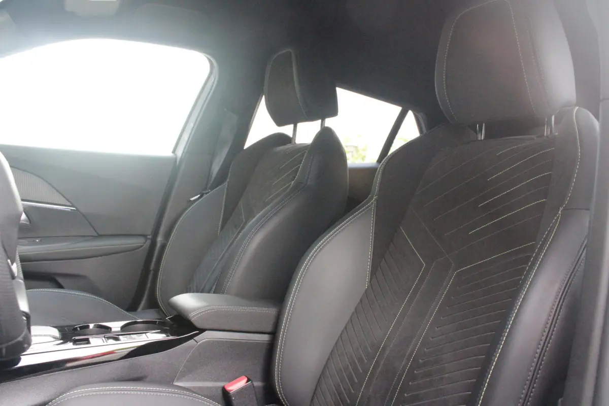 1.2 Hybrid 145 GT PACK | ELEKTRISCH BEDIENBARE BESTUURDERSSTOEL | NAVIGATIE | FULL LED KOPLAMPEN | DRAADLOZE APPLE CARPLAY/ANDROID AUTO | ADAPTIVE CRUISE CONTROL | CAMERA VOOR + ACHTER | CLI