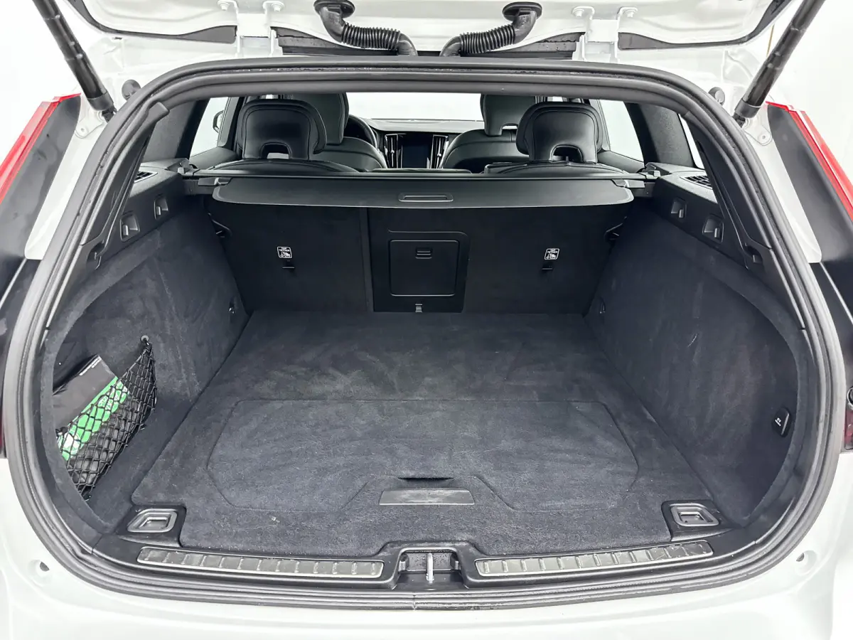 T6 Recharge Ultra Dark | 19" | Sportstoelen | Trekhaak | Panoramadak | 360 Camera | Head-up | Harman Kardon | Elektr. verst. Stoelen | Full LED | Adaptieve Crusie | BLIS