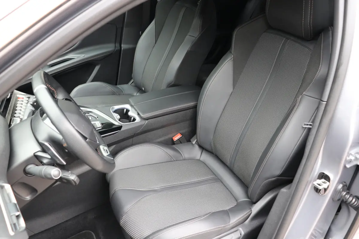 1.2 PureTech GT Automaat. Navigatie, afneembare trekhaak.