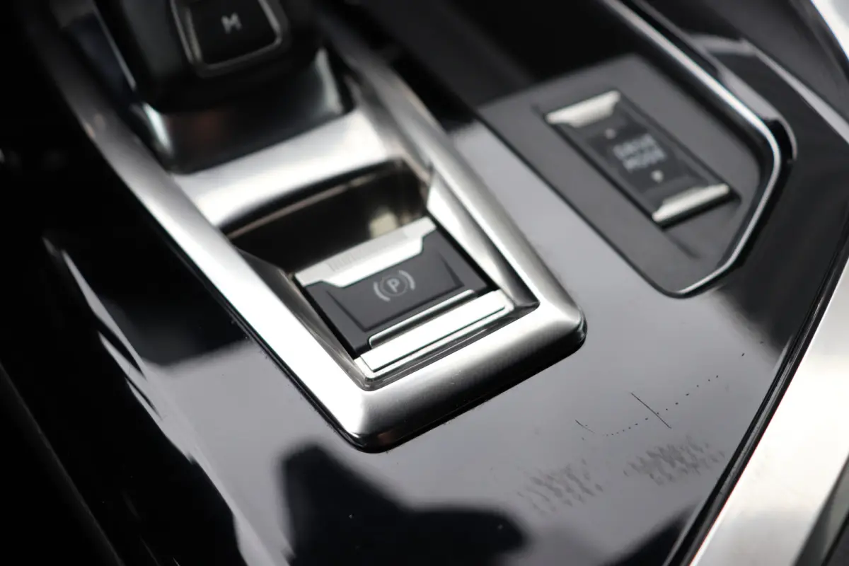1.2 PureTech GT Automaat. Navigatie, afneembare trekhaak.