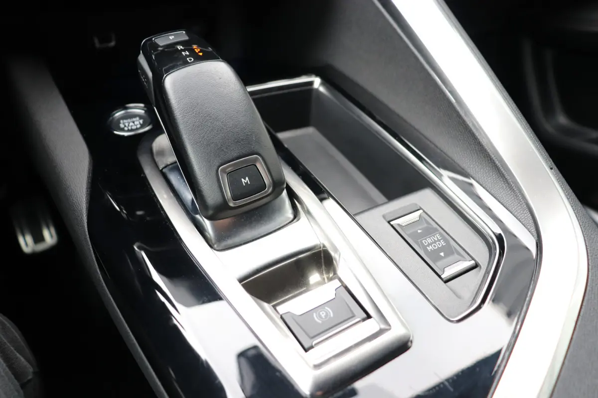 1.2 PureTech GT Automaat. Navigatie, afneembare trekhaak.