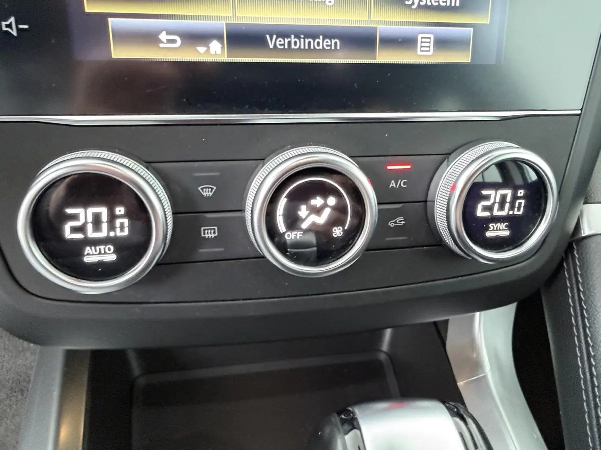 TCe 140 EDC GPF Techno | AUTOMAAT | Trekhaak | Parkeercamera | Navigatie |