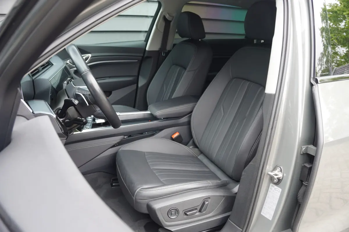 50 quattro Advanced Edition 95 kWh - LEDER - CAMERA - HEAD UP - LUCHTVERING -