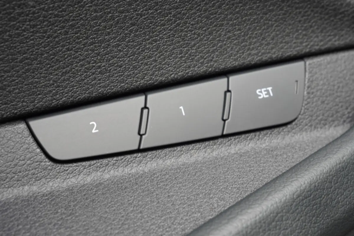 50 quattro Advanced Edition 95 kWh - LEDER - CAMERA - HEAD UP - LUCHTVERING -