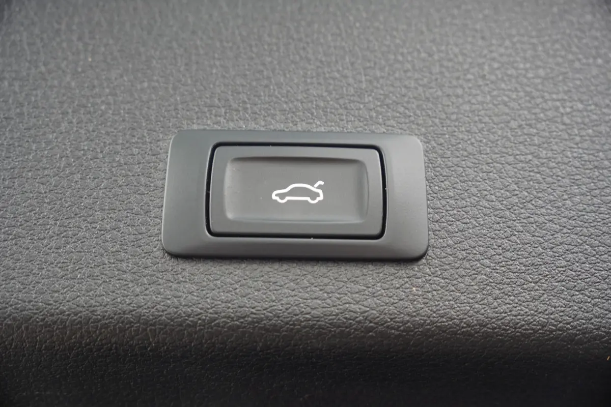 50 quattro Advanced Edition 95 kWh - LEDER - CAMERA - HEAD UP - LUCHTVERING -