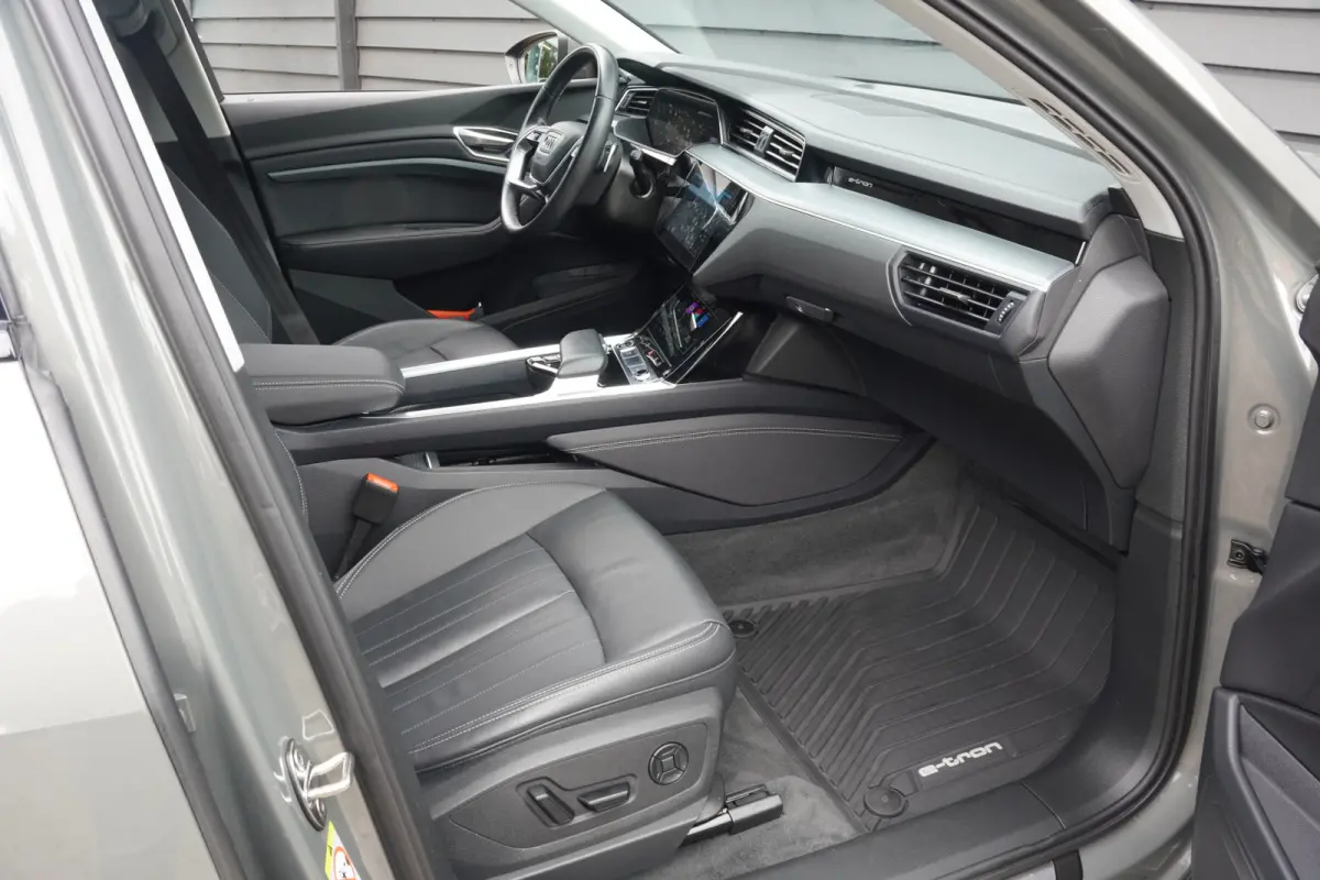 50 quattro Advanced Edition 95 kWh - LEDER - CAMERA - HEAD UP - LUCHTVERING -