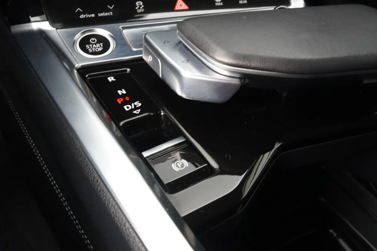 50 quattro Advanced Edition 95 kWh - LEDER - CAMERA - HEAD UP - LUCHTVERING -