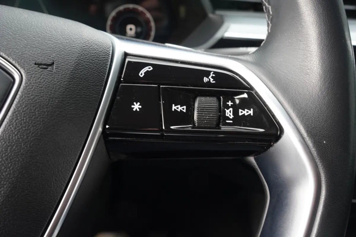50 quattro Advanced Edition 95 kWh - LEDER - CAMERA - HEAD UP - LUCHTVERING -