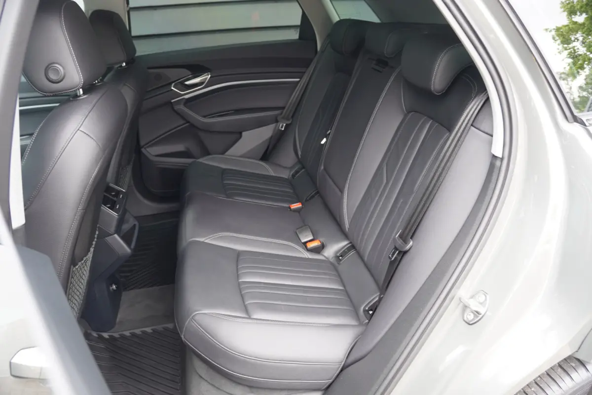 50 quattro Advanced Edition 95 kWh - LEDER - CAMERA - HEAD UP - LUCHTVERING -