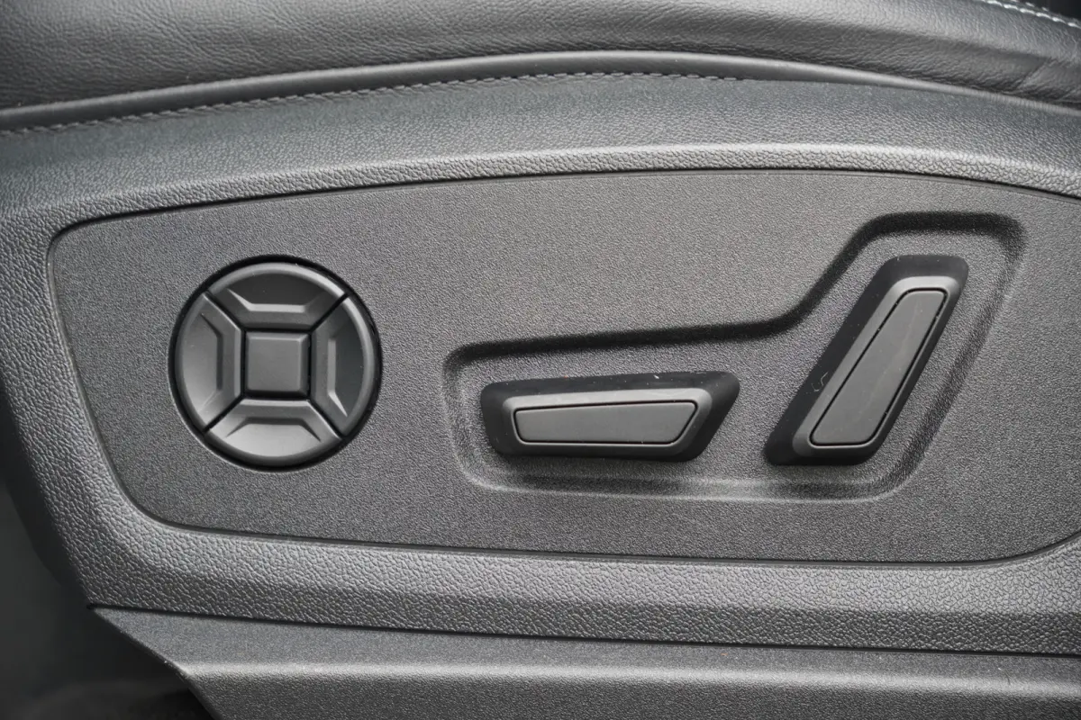 50 quattro Advanced Edition 95 kWh - LEDER - CAMERA - HEAD UP - LUCHTVERING -