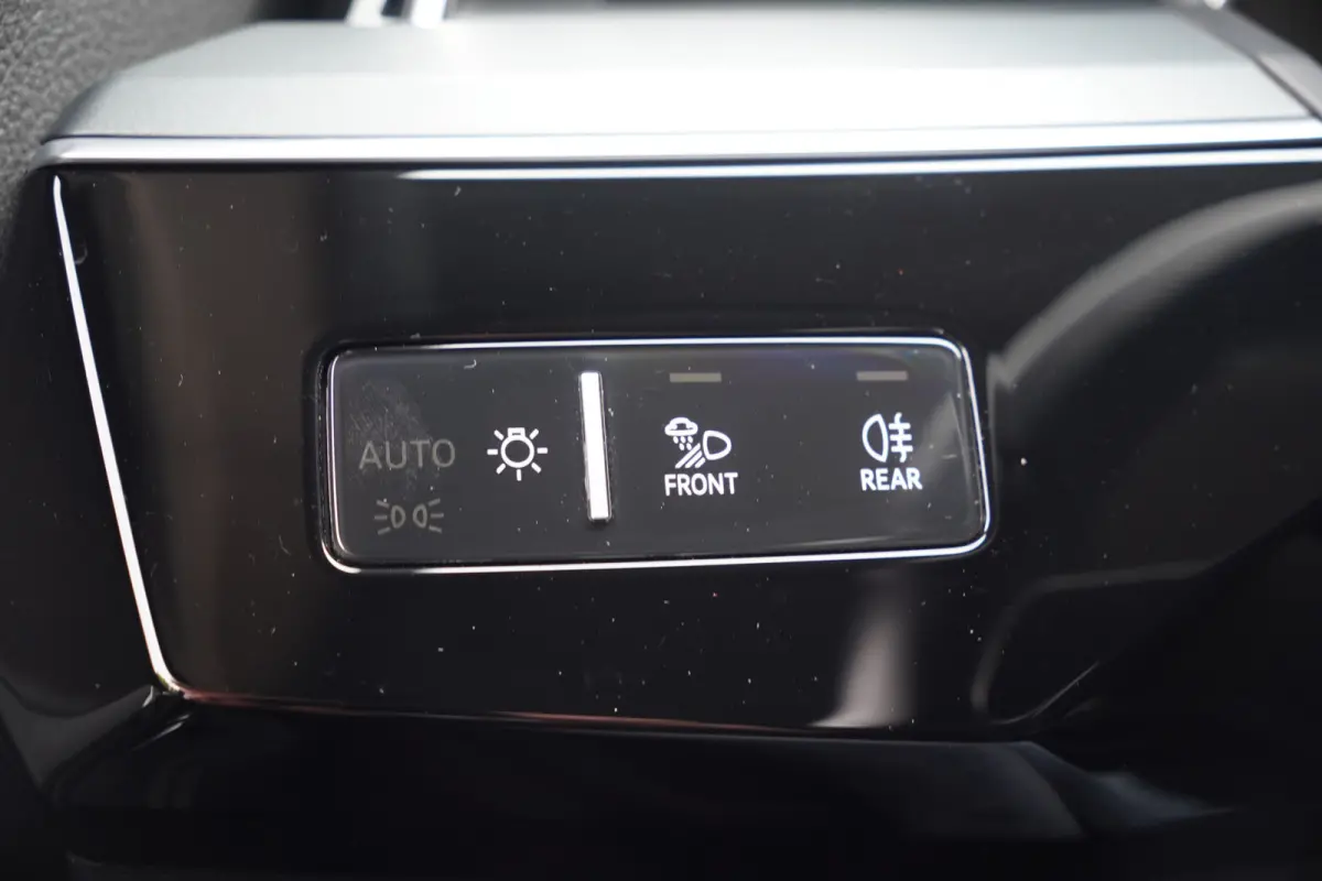 50 quattro Advanced Edition 95 kWh - LEDER - CAMERA - HEAD UP - LUCHTVERING -