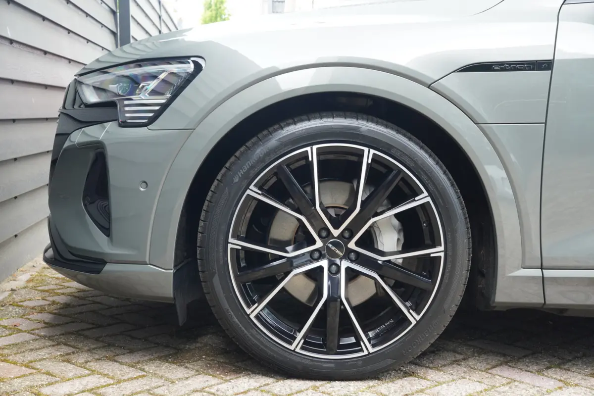 50 quattro Advanced Edition 95 kWh - LEDER - CAMERA - HEAD UP - LUCHTVERING -