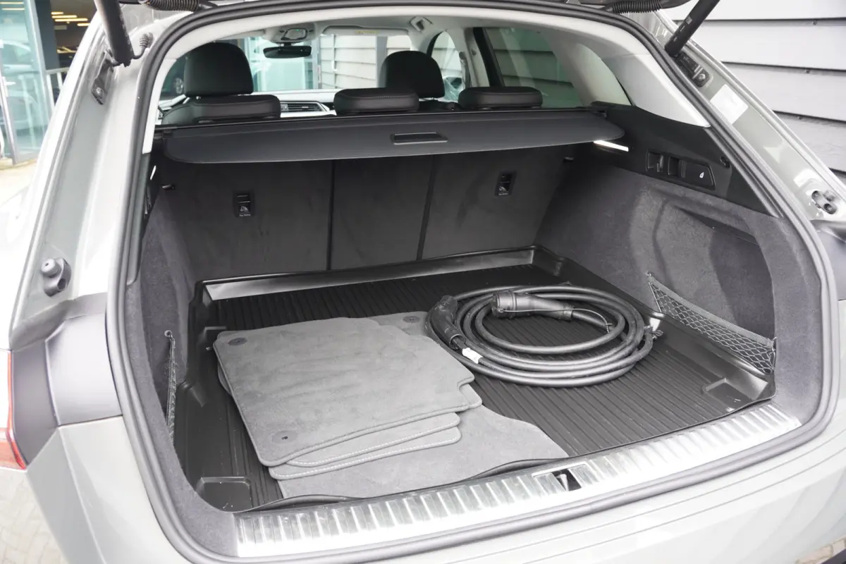 50 quattro Advanced Edition 95 kWh - LEDER - CAMERA - HEAD UP - LUCHTVERING -
