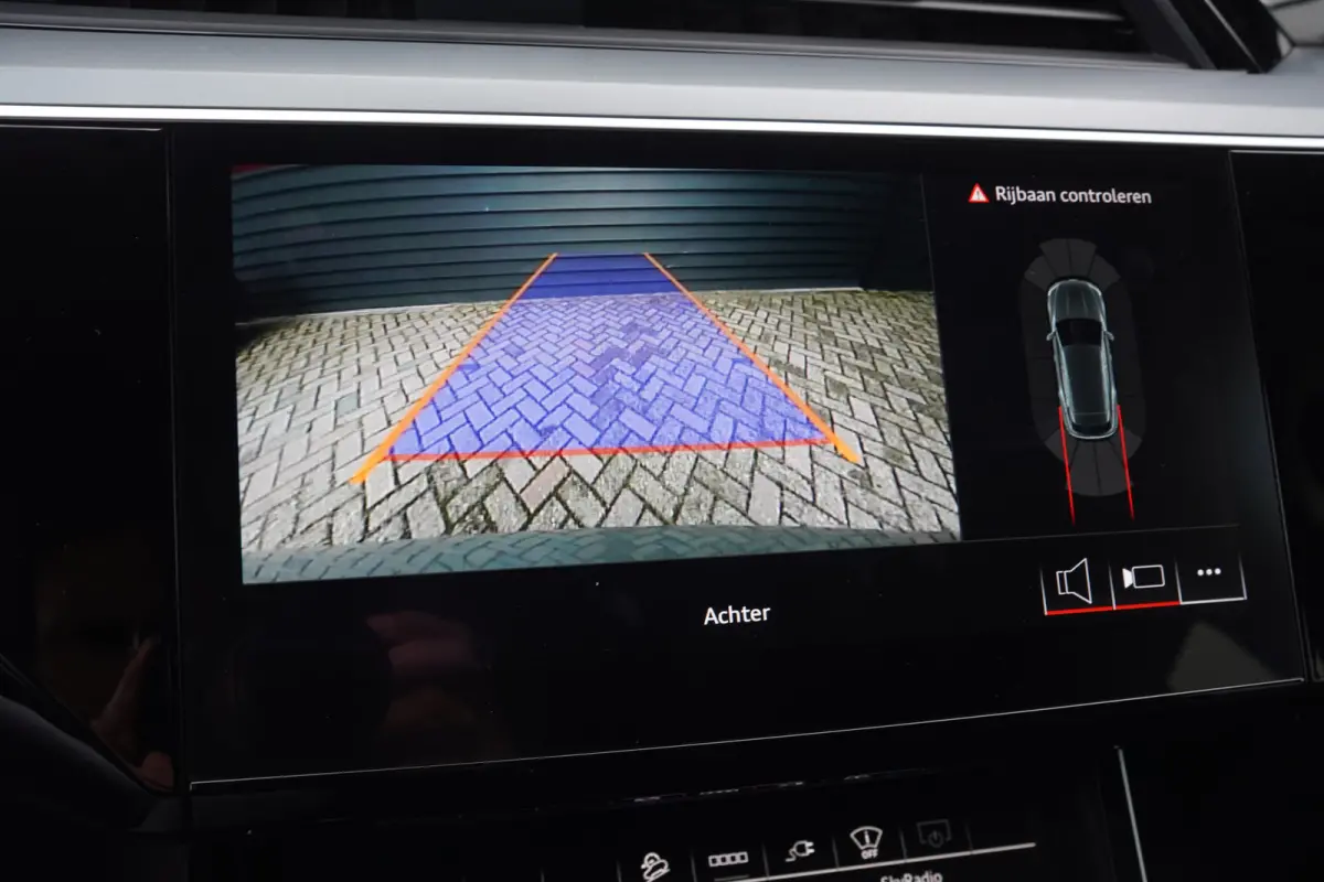 50 quattro Advanced Edition 95 kWh - LEDER - CAMERA - HEAD UP - LUCHTVERING -