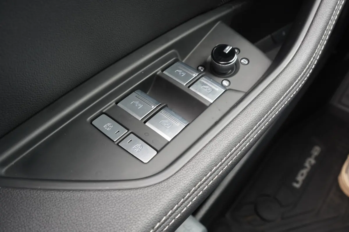 50 quattro Advanced Edition 95 kWh - LEDER - CAMERA - HEAD UP - LUCHTVERING -