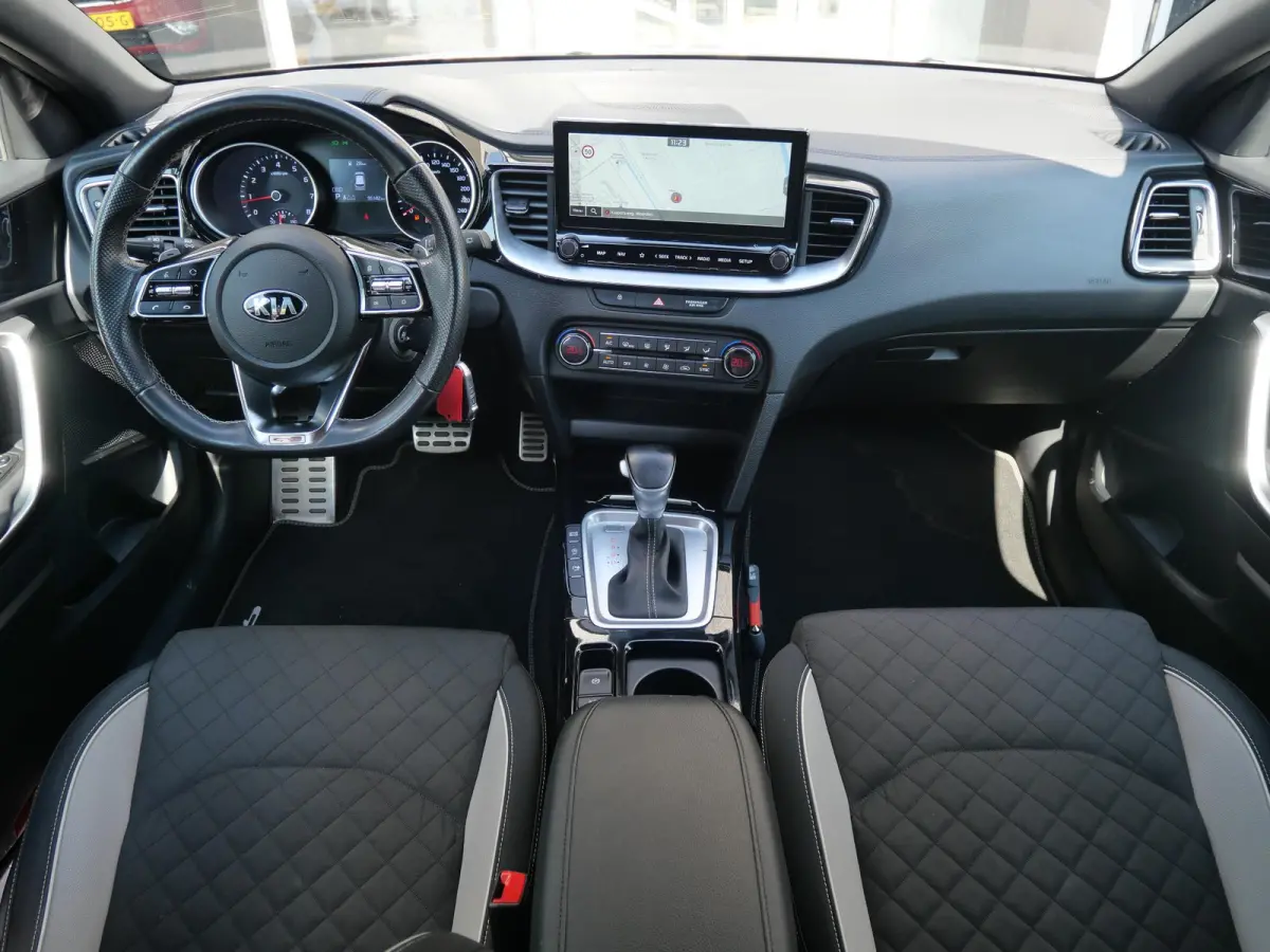 1.5 T-GDi GT-Line | Allsesonbanden | Schuif/kantel Dak | Navi | Clima | Carplay |