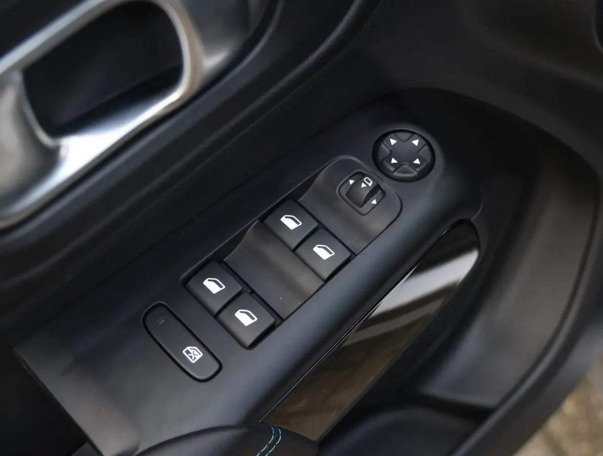 225pk Plug-in Hybrid Feel | 1ste eigenaar | Camera | Dodehoekdetectie | LED lampen | LEER/Stof | 18"LMV | AUTOMAAT