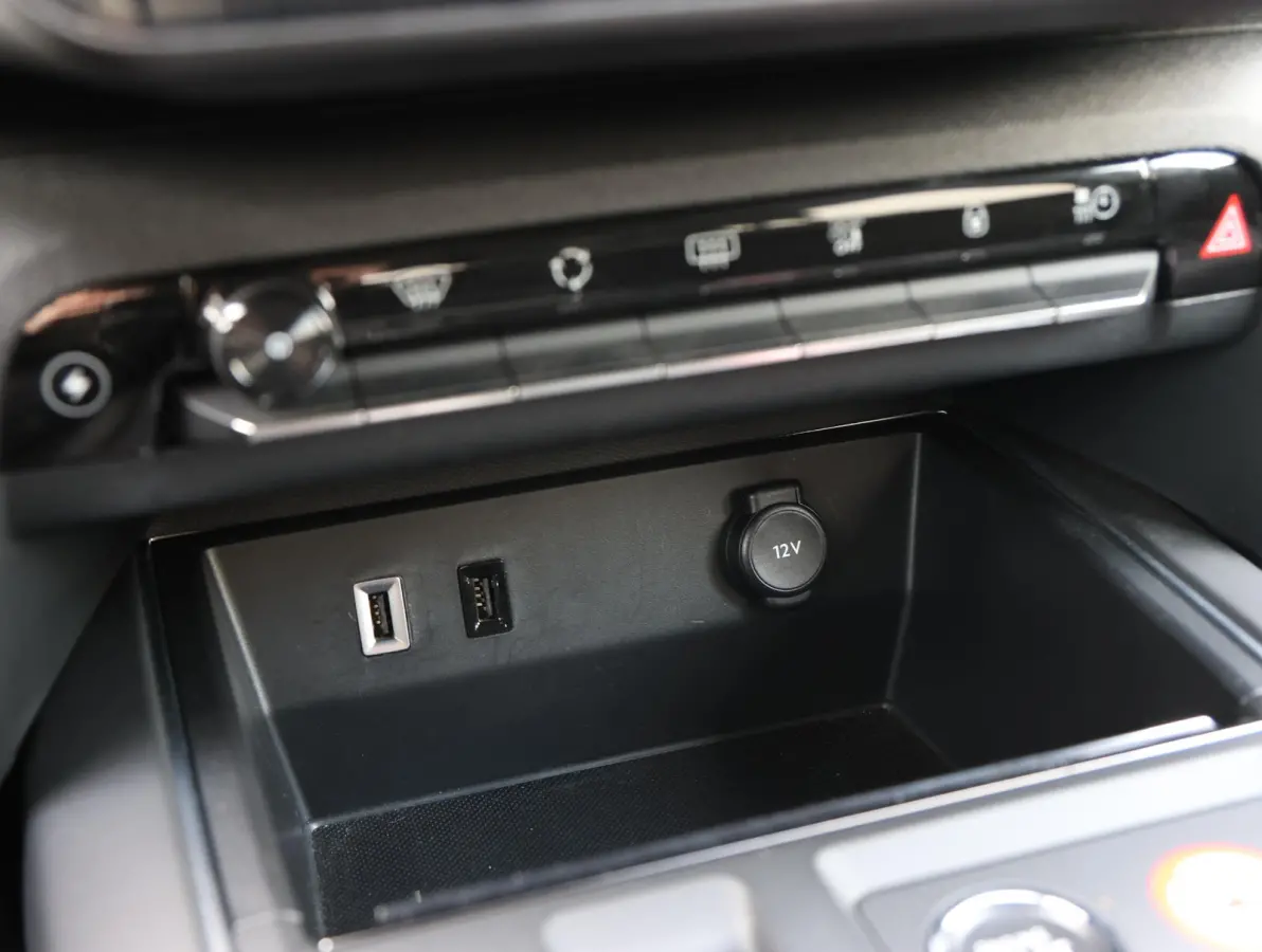 225pk Plug-in Hybrid Feel | 1ste eigenaar | Camera | Dodehoekdetectie | LED lampen | LEER/Stof | 18"LMV | AUTOMAAT