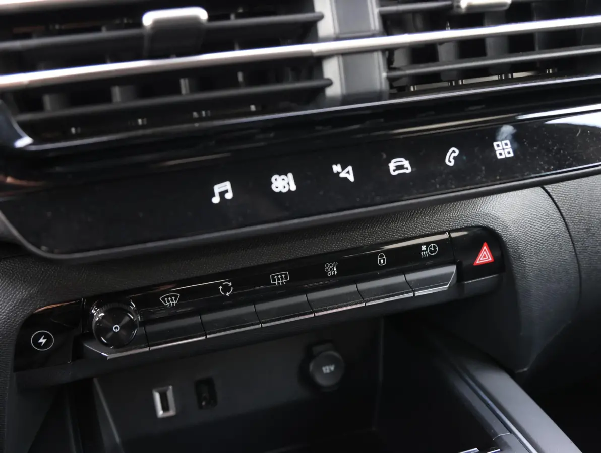 225pk Plug-in Hybrid Feel | 1ste eigenaar | Camera | Dodehoekdetectie | LED lampen | LEER/Stof | 18"LMV | AUTOMAAT