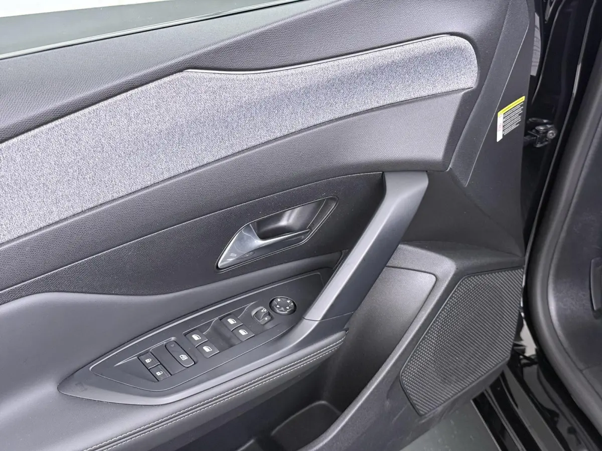 Allure Pack Business 130pk | Navigatie | AGR Bestuurdersstoel | Stoelverwarming | Automatische airco | Cruise control adaptief | Camera rondom | Apple Carplay en Android auto draadloos