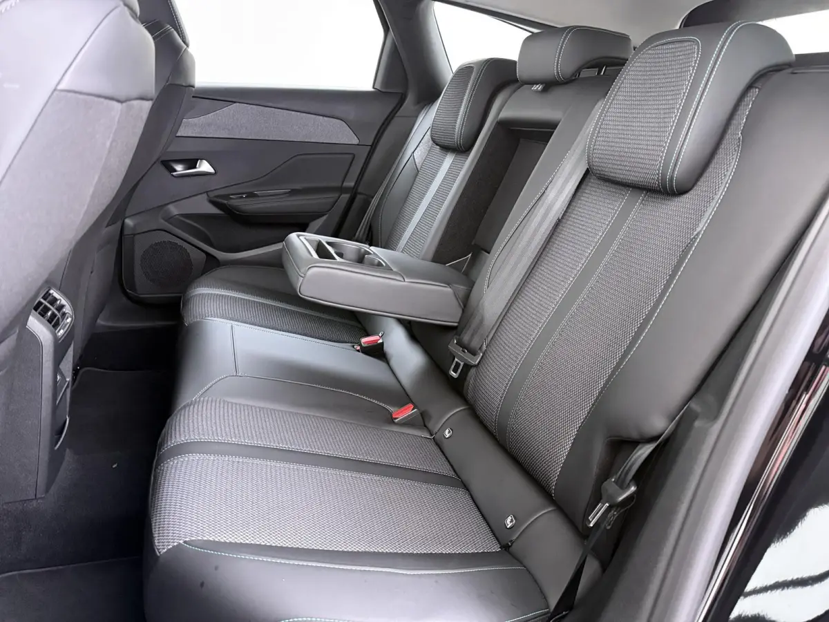 Allure Pack Business 130pk | Navigatie | AGR Bestuurdersstoel | Stoelverwarming | Automatische airco | Cruise control adaptief | Camera rondom | Apple Carplay en Android auto draadloos