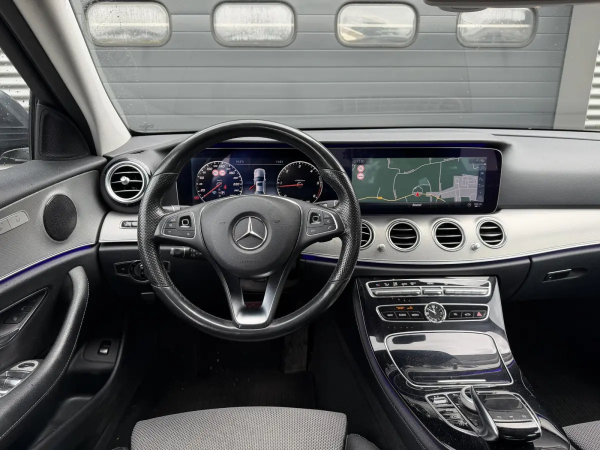 220 d Lease Edition | Camera | Head-Up | Widescreen | Sfeerverlichting | Navigatie |