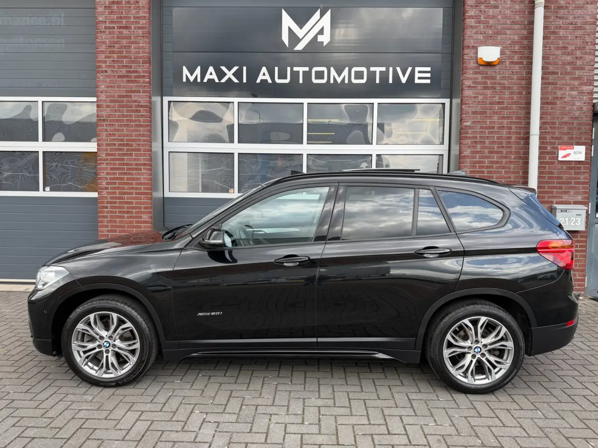 XDrive20i LED Pano Navi Trekhaak Stoelvw PDC Keyless