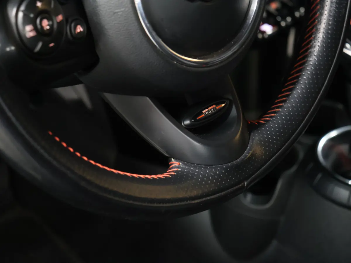 Mini 2.0 S Chili Serious Business [HARMAN/KARDON, HEAD-UP, SFEERVERLICHTING, ADAPTIVE CRUISE, STOELVERWARMING, CAMERA, JCW-STUUR, PDC V+A, VOL LEDER, BLUETOOTH, CLIMATE, NIEUWSTAAT]