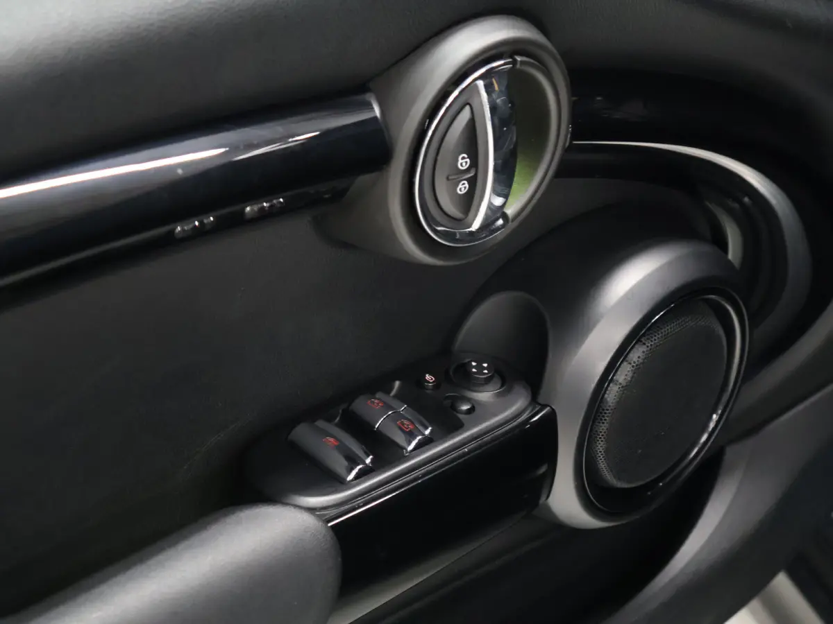 Mini 2.0 S Chili Serious Business [HARMAN/KARDON, HEAD-UP, SFEERVERLICHTING, ADAPTIVE CRUISE, STOELVERWARMING, CAMERA, JCW-STUUR, PDC V+A, VOL LEDER, BLUETOOTH, CLIMATE, NIEUWSTAAT]