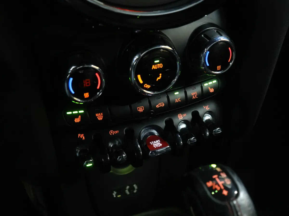 Mini 2.0 S Chili Serious Business [HARMAN/KARDON, HEAD-UP, SFEERVERLICHTING, ADAPTIVE CRUISE, STOELVERWARMING, CAMERA, JCW-STUUR, PDC V+A, VOL LEDER, BLUETOOTH, CLIMATE, NIEUWSTAAT]
