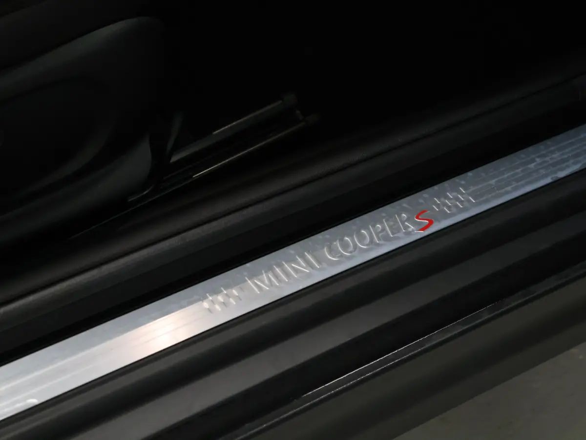 Mini 2.0 S Chili Serious Business [HARMAN/KARDON, HEAD-UP, SFEERVERLICHTING, ADAPTIVE CRUISE, STOELVERWARMING, CAMERA, JCW-STUUR, PDC V+A, VOL LEDER, BLUETOOTH, CLIMATE, NIEUWSTAAT]
