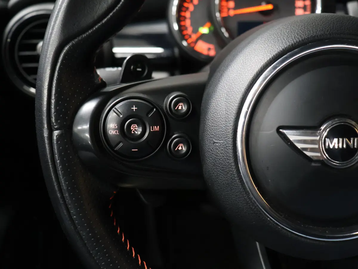 Mini 2.0 S Chili Serious Business [HARMAN/KARDON, HEAD-UP, SFEERVERLICHTING, ADAPTIVE CRUISE, STOELVERWARMING, CAMERA, JCW-STUUR, PDC V+A, VOL LEDER, BLUETOOTH, CLIMATE, NIEUWSTAAT]