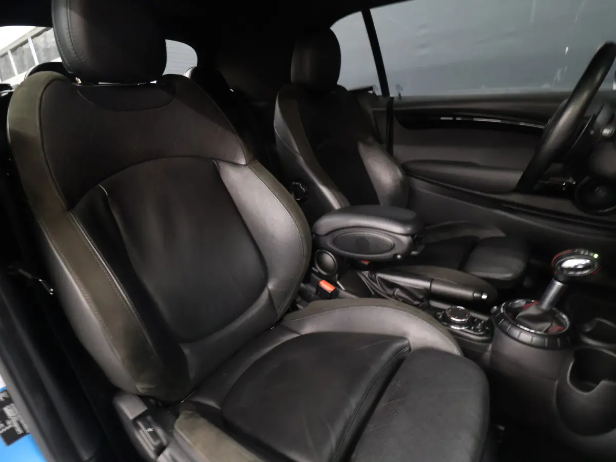Mini 2.0 S Chili Serious Business [HARMAN/KARDON, HEAD-UP, SFEERVERLICHTING, ADAPTIVE CRUISE, STOELVERWARMING, CAMERA, JCW-STUUR, PDC V+A, VOL LEDER, BLUETOOTH, CLIMATE, NIEUWSTAAT]