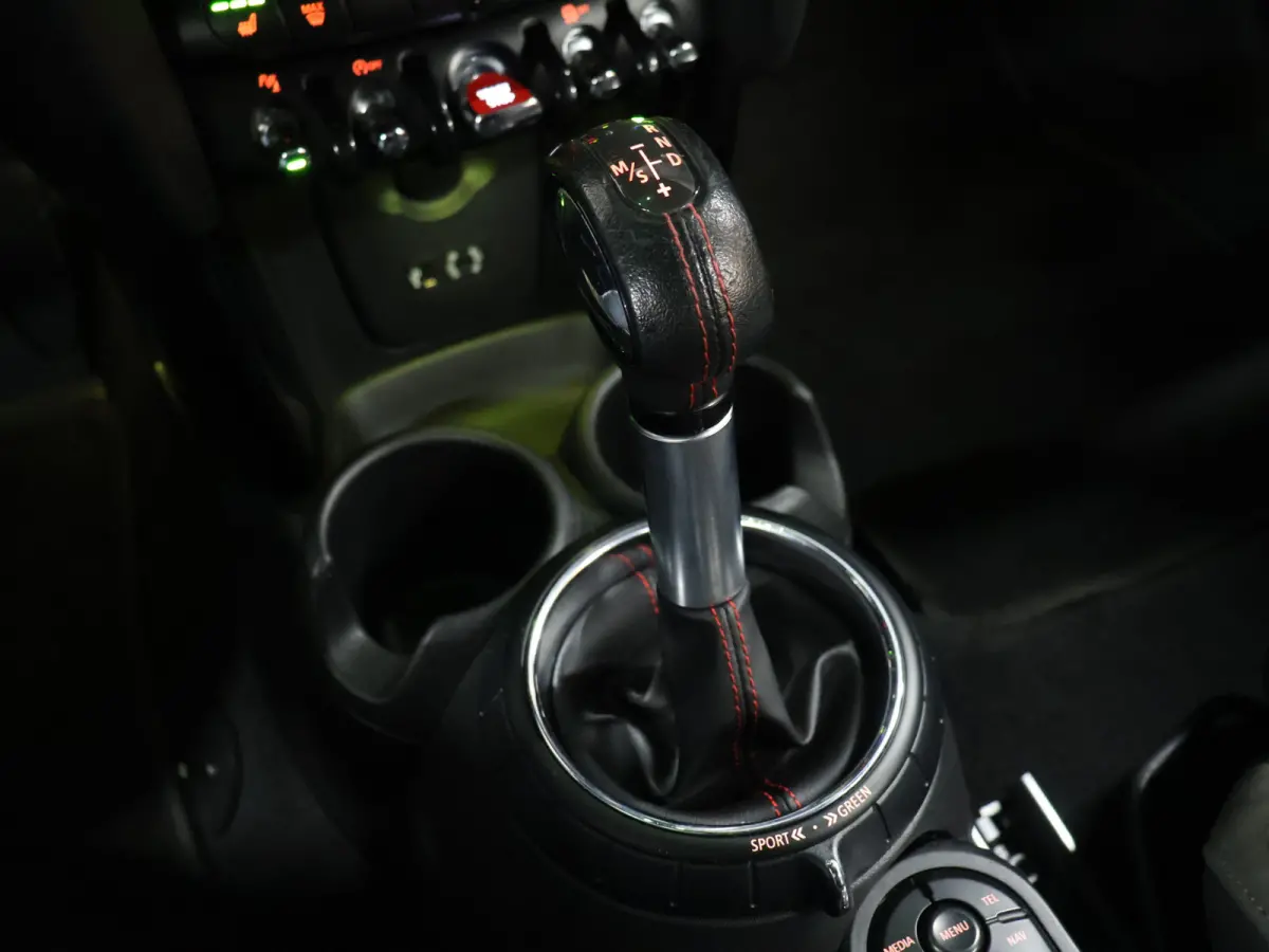 Mini 2.0 S Chili Serious Business [HARMAN/KARDON, HEAD-UP, SFEERVERLICHTING, ADAPTIVE CRUISE, STOELVERWARMING, CAMERA, JCW-STUUR, PDC V+A, VOL LEDER, BLUETOOTH, CLIMATE, NIEUWSTAAT]