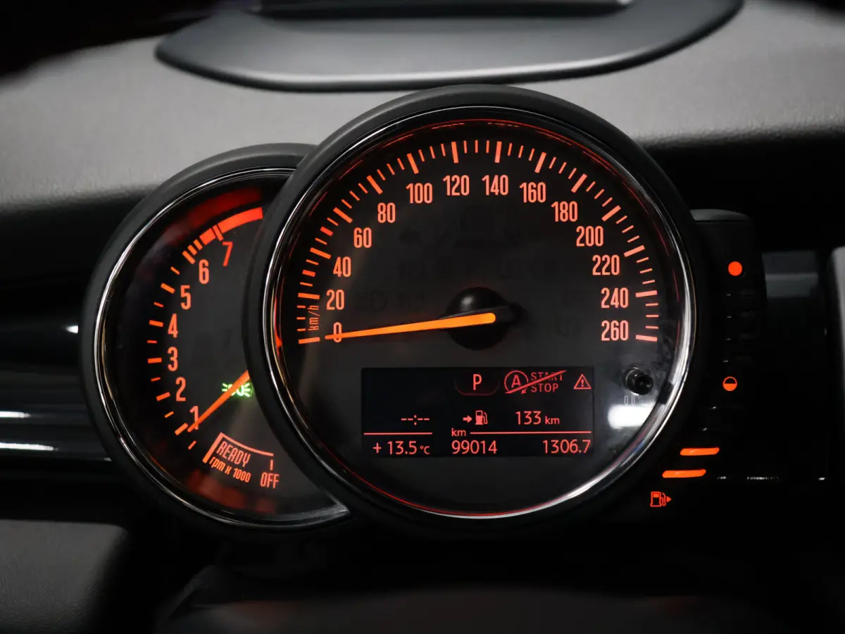 Mini 2.0 S Chili Serious Business [HARMAN/KARDON, HEAD-UP, SFEERVERLICHTING, ADAPTIVE CRUISE, STOELVERWARMING, CAMERA, JCW-STUUR, PDC V+A, VOL LEDER, BLUETOOTH, CLIMATE, NIEUWSTAAT]
