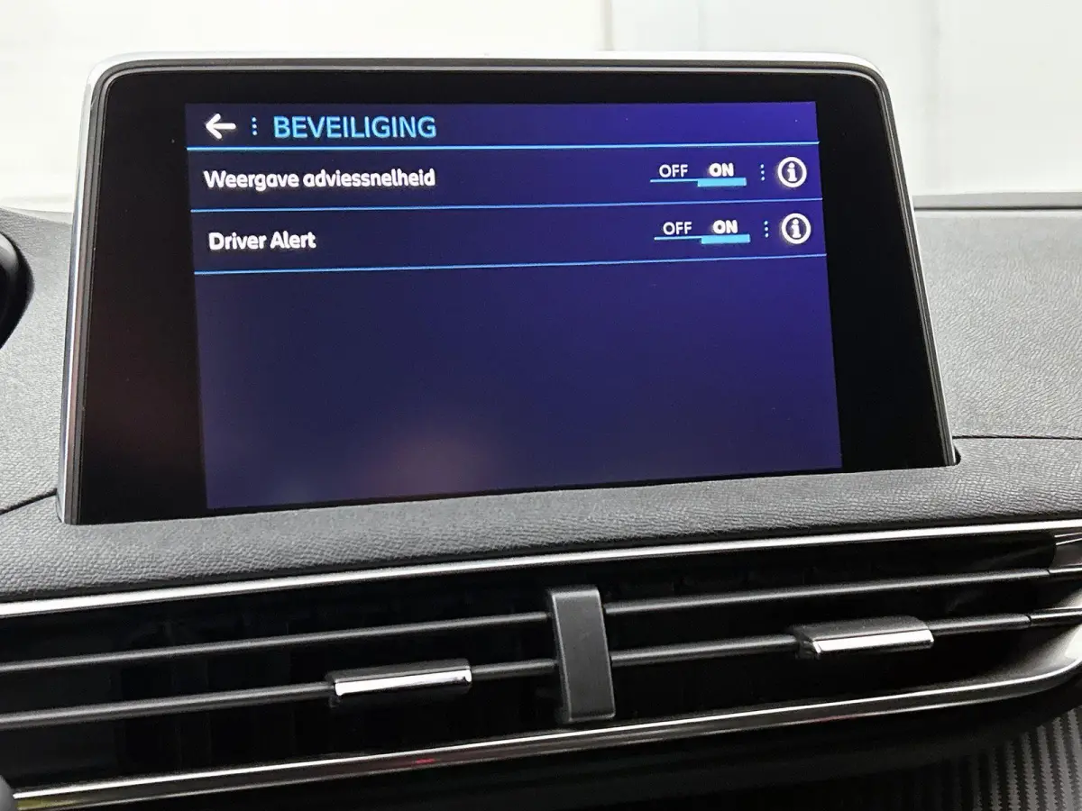 SUV 130pk Executive |GRATIS € 1000,- ACCESSOIRES NAAR KEUZE! | Trekhaak| Navigatie | Camera | Apple Carplay / Android Auto | Draadloze telefoonlader |  | Lage kilometerstand | 17" lichtmet