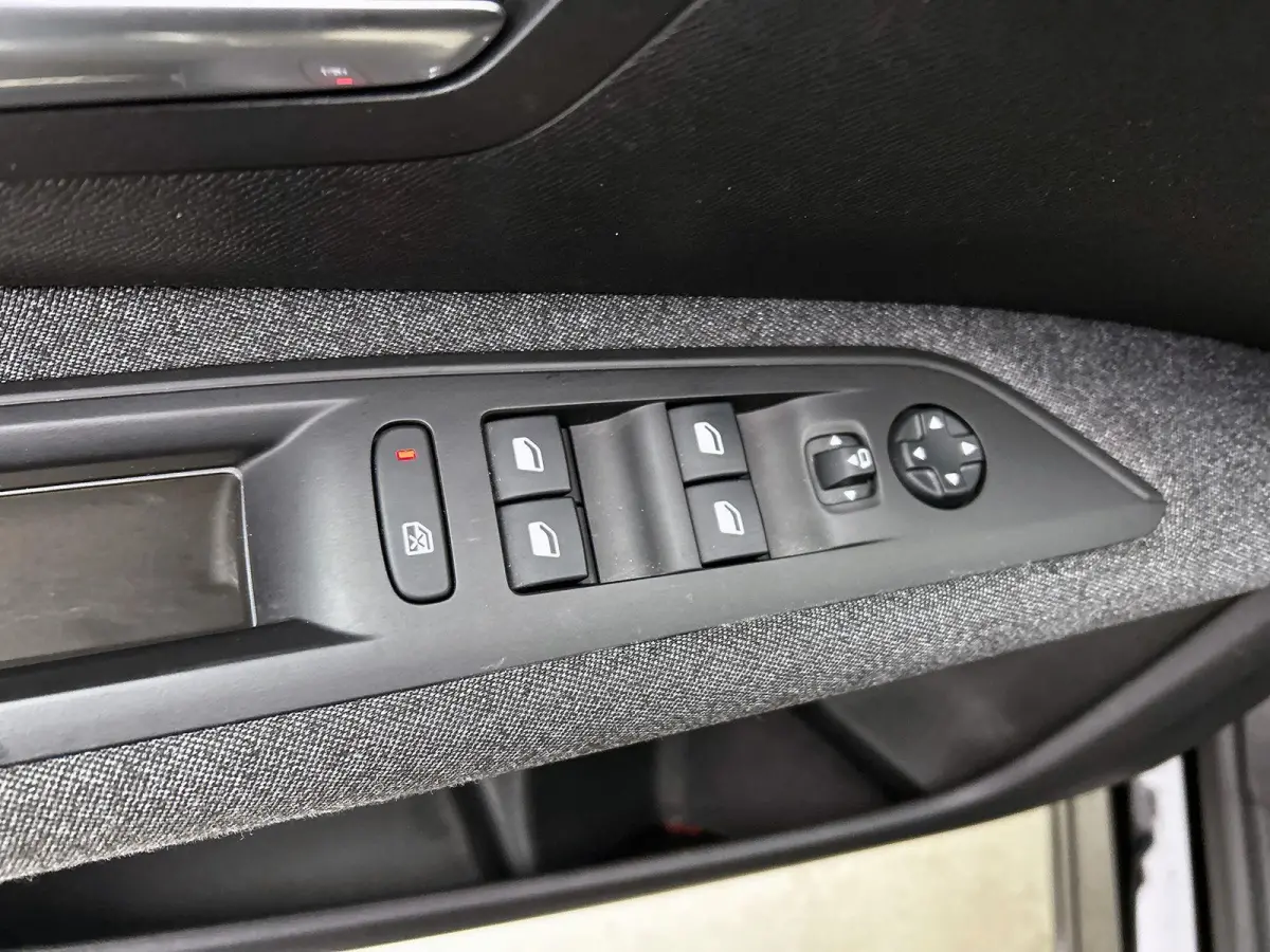 SUV 130pk Executive |GRATIS € 1000,- ACCESSOIRES NAAR KEUZE! | Trekhaak| Navigatie | Camera | Apple Carplay / Android Auto | Draadloze telefoonlader |  | Lage kilometerstand | 17" lichtmet