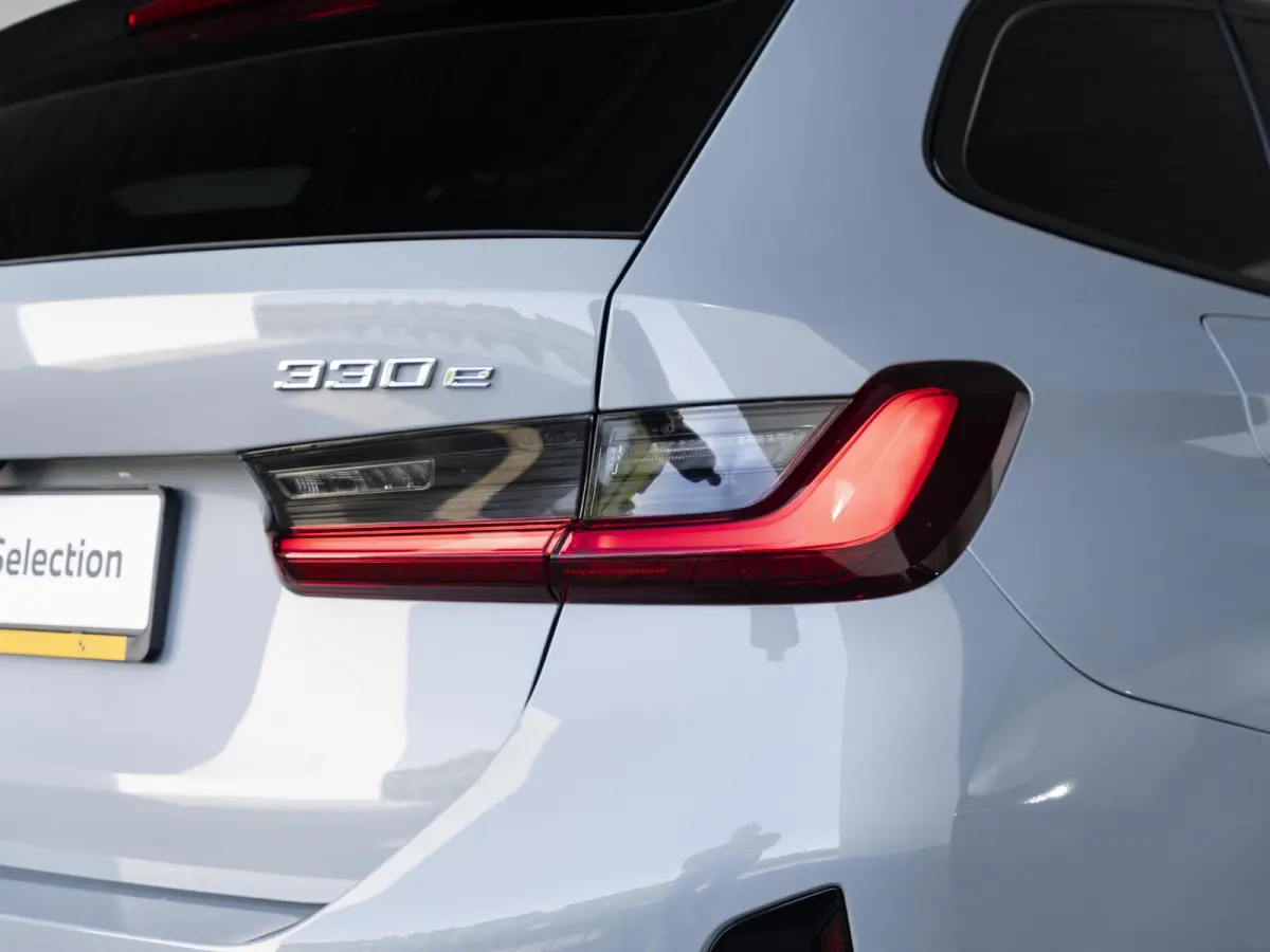 330e | M Sportpakket Pro | Innovation Pack | 19 inch | Stuurwielrand verwarmd | Glazen panoramadak | Trekhaak | Adaptive Cruise Control | Parking Assistant Plus