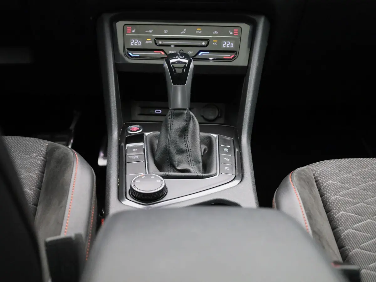 1.5 TSI FR Business Intense | PANORAMADAK | CLIMATE CONTROL | STOELVERWARMING | NAVIGATIE | CAMERA | DIGITAAL DASHBOARD | APPLE CARPLAY | MEMORY STOELEN |