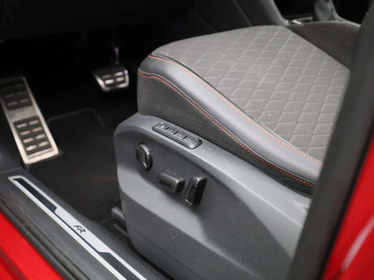 1.5 TSI FR Business Intense | PANORAMADAK | CLIMATE CONTROL | STOELVERWARMING | NAVIGATIE | CAMERA | DIGITAAL DASHBOARD | APPLE CARPLAY | MEMORY STOELEN |