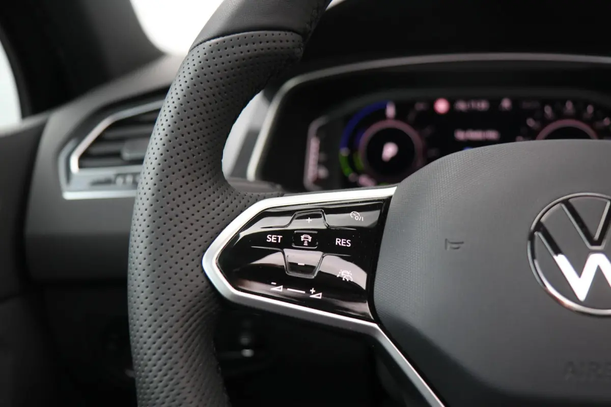 1.4 TSI eHybrid 245pk R-Line Business+ | SoH 90% | Panoramadak | Trekhaak | Achteruitrijcamera | Stoelverwarming | Head-up Display | Black Style