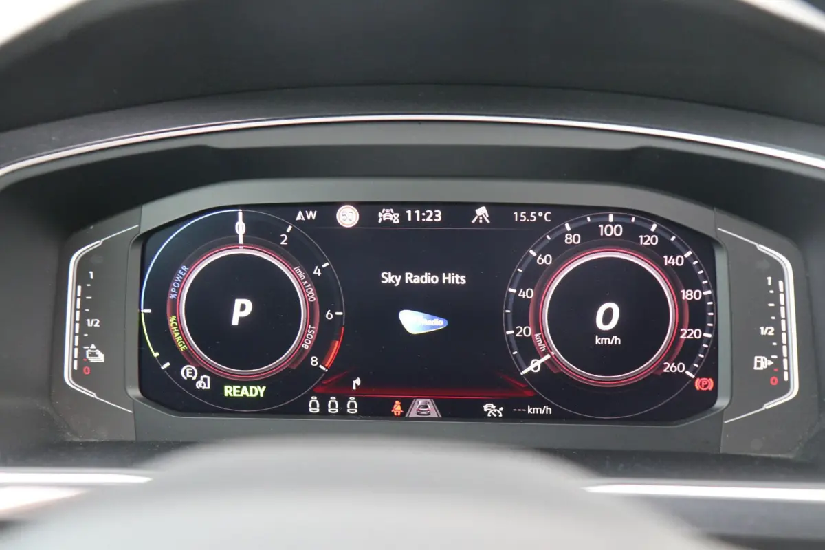 1.4 TSI eHybrid 245pk R-Line Business+ | SoH 90% | Panoramadak | Trekhaak | Achteruitrijcamera | Stoelverwarming | Head-up Display | Black Style