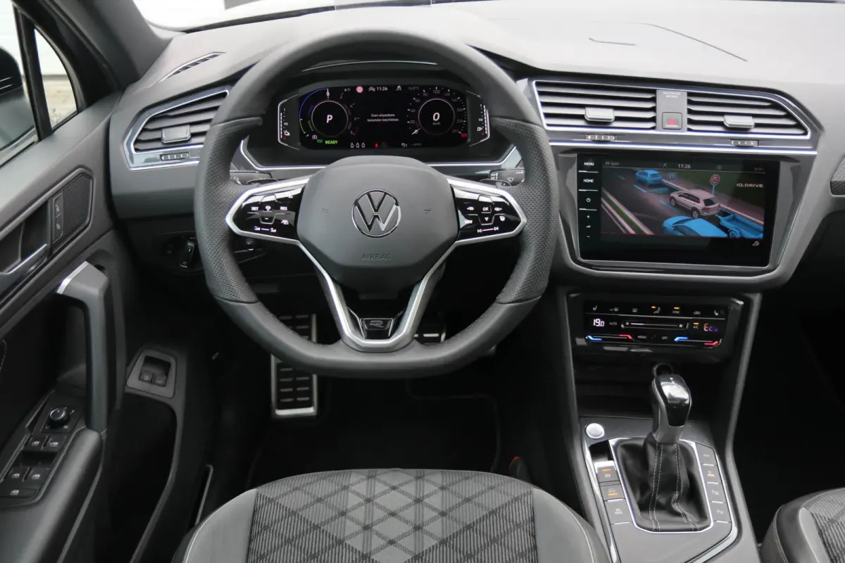 1.4 TSI eHybrid 245pk R-Line Business+ | SoH 90% | Panoramadak | Trekhaak | Achteruitrijcamera | Stoelverwarming | Head-up Display | Black Style
