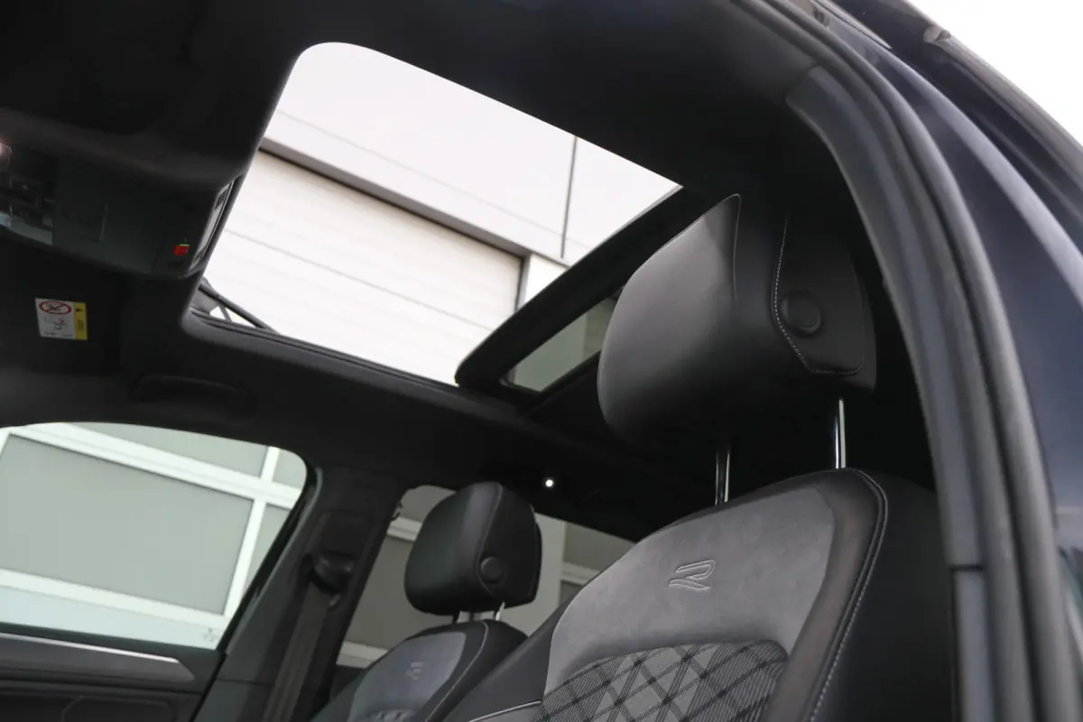 1.4 TSI eHybrid 245pk R-Line Business+ | SoH 90% | Panoramadak | Trekhaak | Achteruitrijcamera | Stoelverwarming | Head-up Display | Black Style