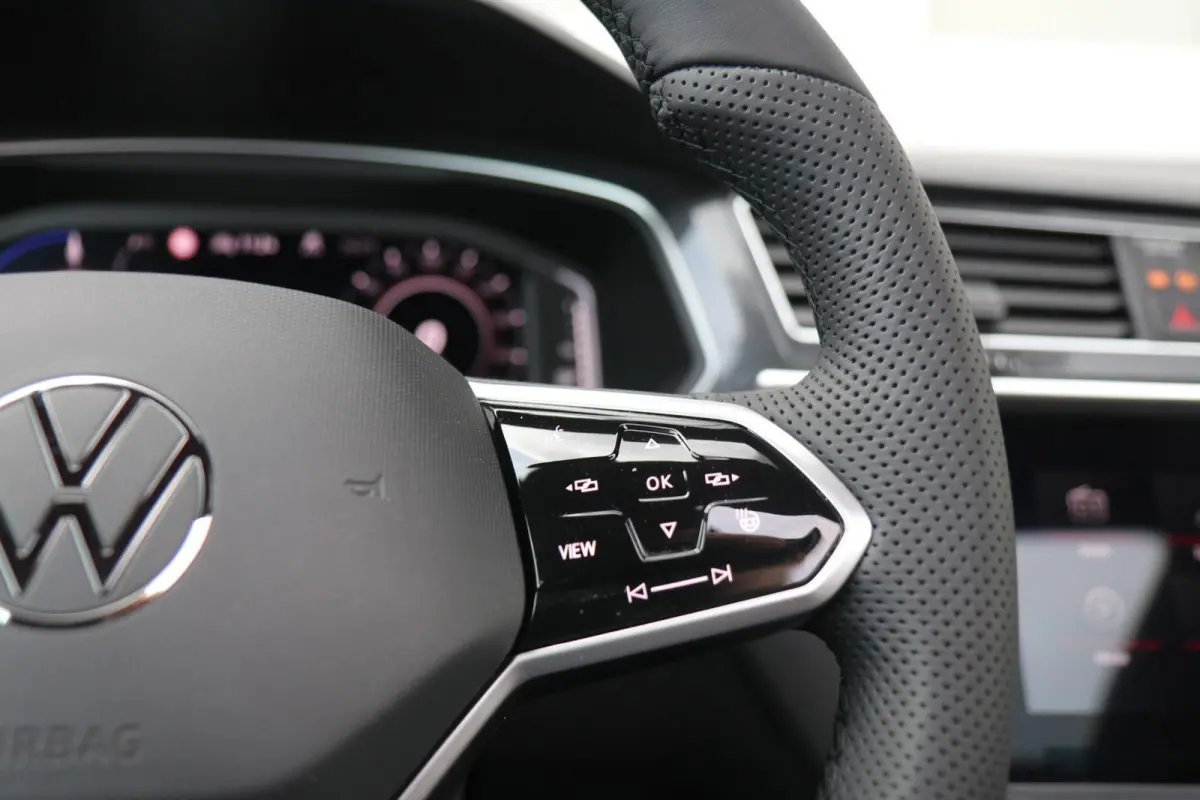 1.4 TSI eHybrid 245pk R-Line Business+ | SoH 90% | Panoramadak | Trekhaak | Achteruitrijcamera | Stoelverwarming | Head-up Display | Black Style