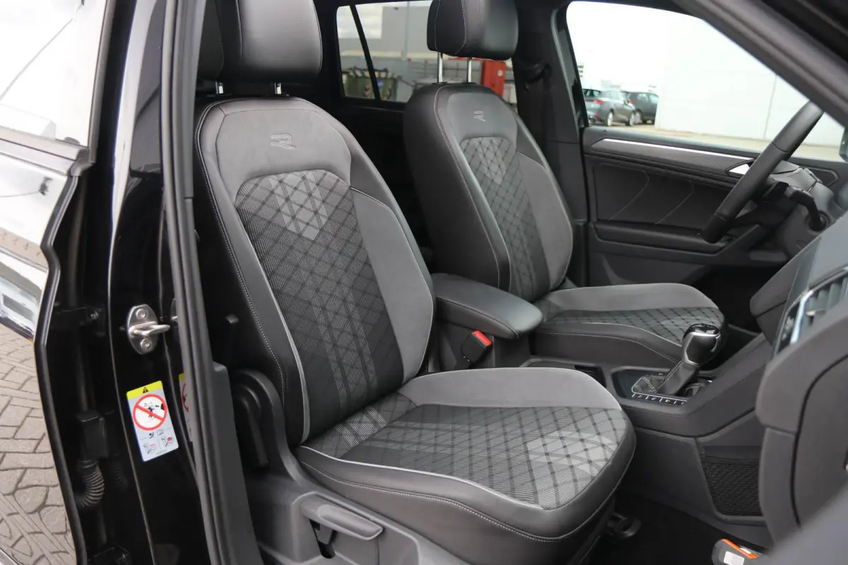 1.4 TSI eHybrid 245pk R-Line Business+ | SoH 90% | Panoramadak | Trekhaak | Achteruitrijcamera | Stoelverwarming | Head-up Display | Black Style